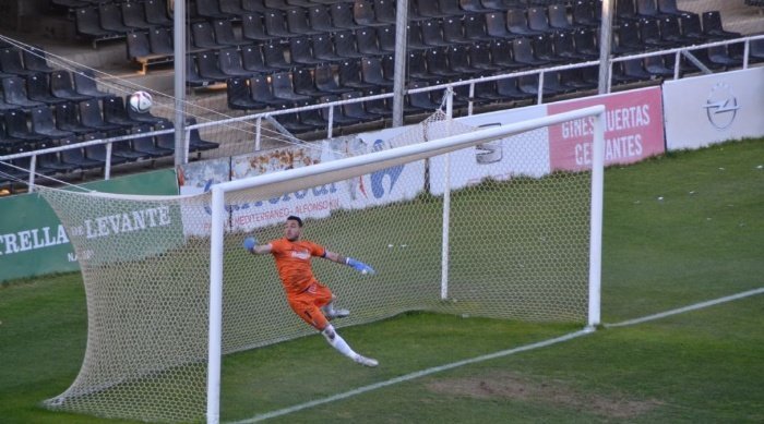 EL meta onubense Gálvez, en su estirada evitó el gol de falta lanzada por Menudo.