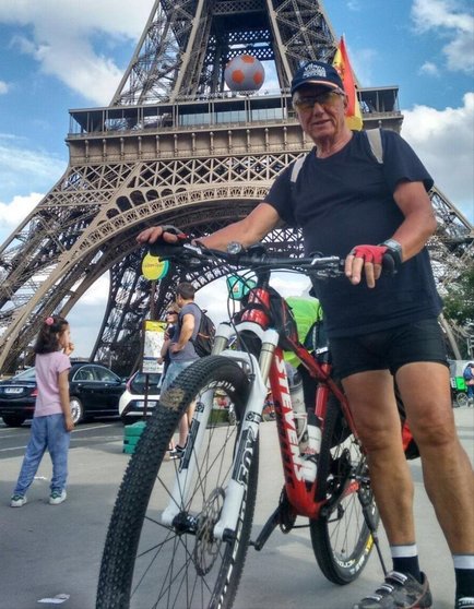 Juan Miguel Alcobas con su inseparable bicicleta enfrente de la Torre Eiffel