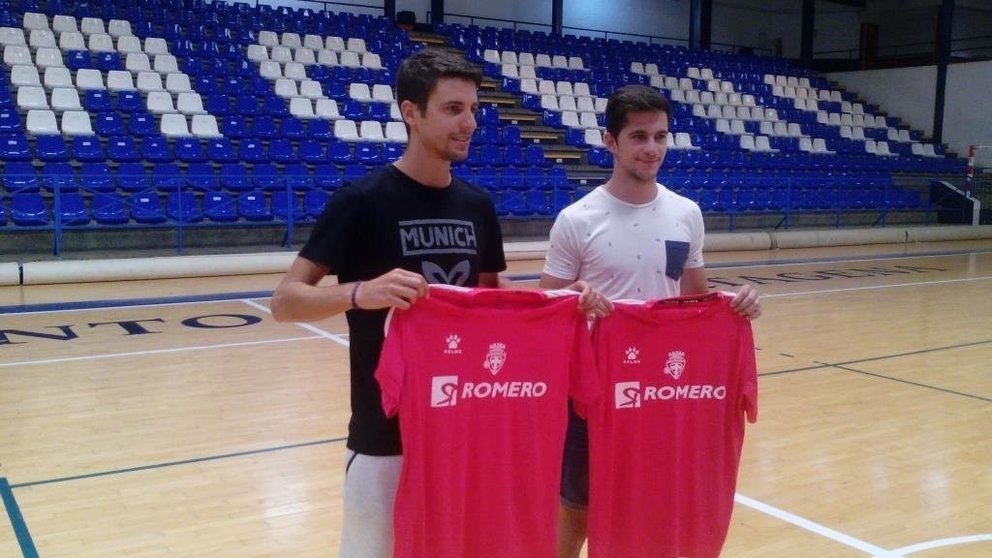 Rodrigo López y David Asensio ya posan con su nueva camiseta