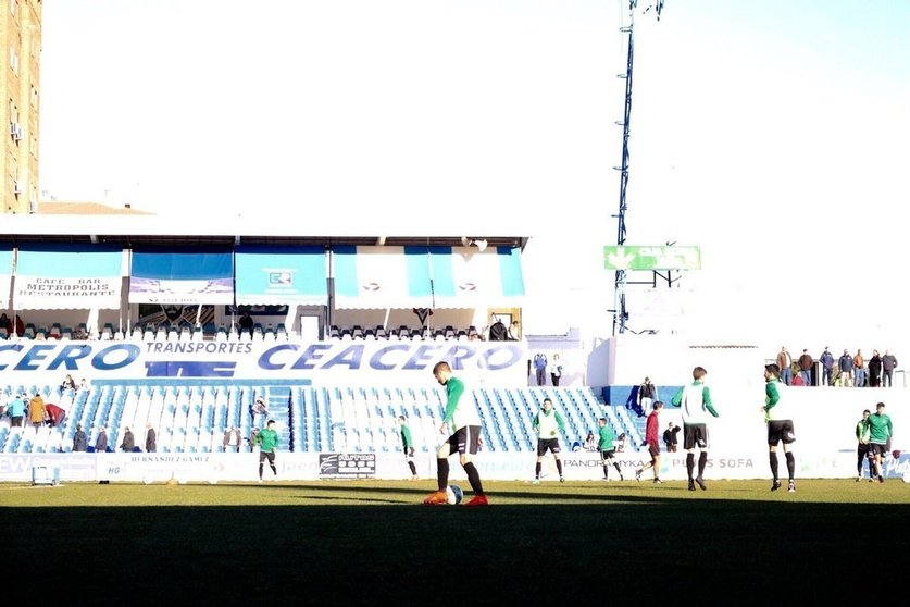 Los jugadores del Cartagena calientan en Linarejos/Foto: FCC