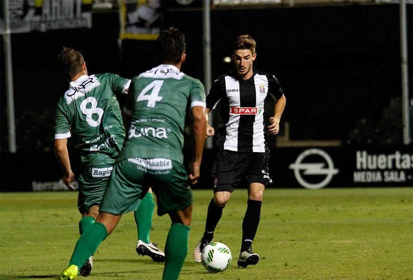 Rivero controla un balón en el partido disputado en la primera vuelta en el Cartagonova/Foto: RAÚL VELASCO