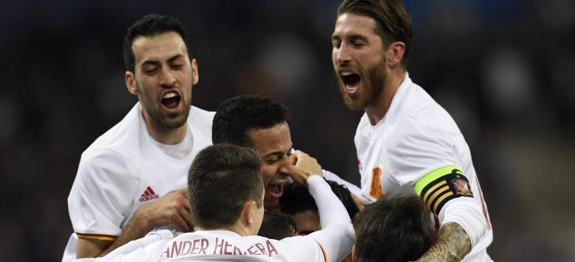 Los jugadores españoles celebran uno de los tantos de la última victoria ante Francia/Diario AS