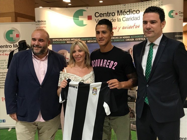 Hugo Rodríguez posa feliz junto a su nueva camiseta/FCC