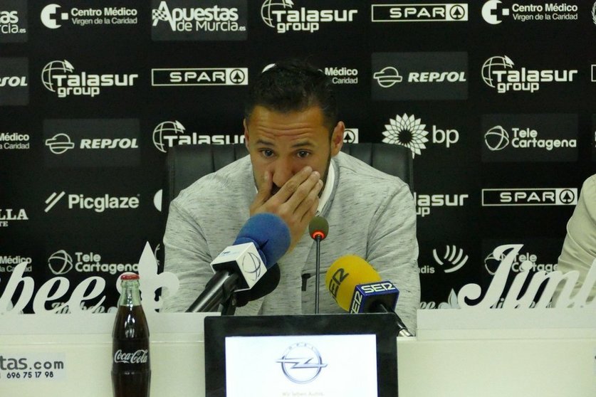 Juan Carlos Ceballos rompe a llorar en la rueda de prensa de despedida/Foto: Prensa FCC