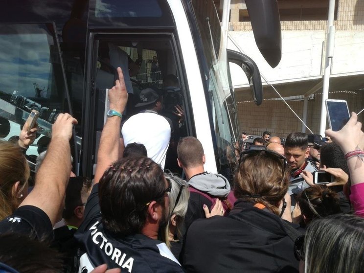 Respaldo multitudinario de la afición al equipo a su salida a Murcia/Foto: SCT
