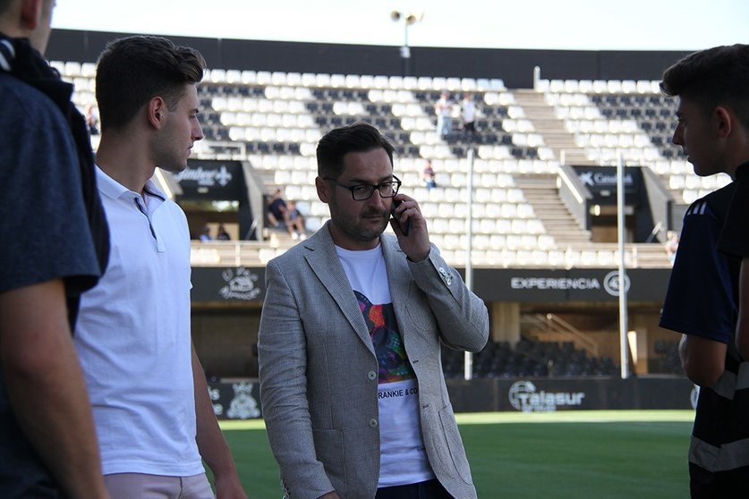 Paco Belmonte antes de que arrancase el partido, hablando por teléfono. Foto RAUL VELASCO