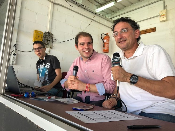 Ricardo Segado acompañando a González Paredes en la transmisión de SCT Radio