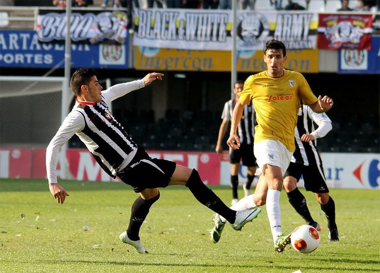 Fernando pugna un balón en la última visita del Sanluqueño al Cartagonova en la temporada 2013-14.