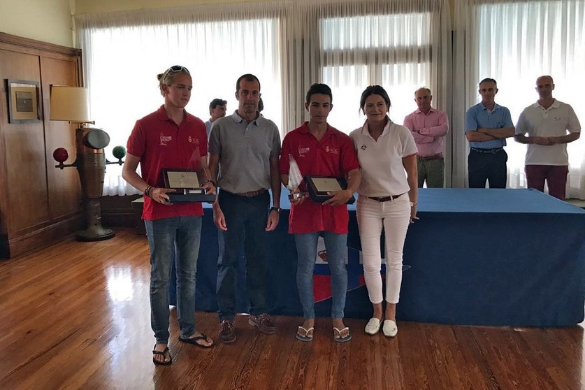 Ceremonia de entrega de premios hoy domingo en el Real Club Marítimo de Santander. A la izquierda, Gregorio Belmonte; en el centro, Antonio López.