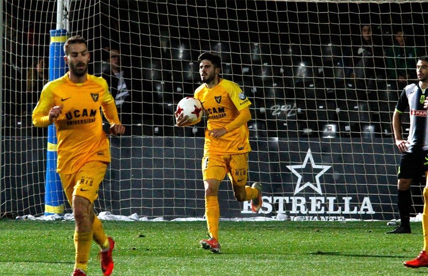 Isi Ros sostiene el balón tras los goles finales del UCAM/RAÚL VELASCO