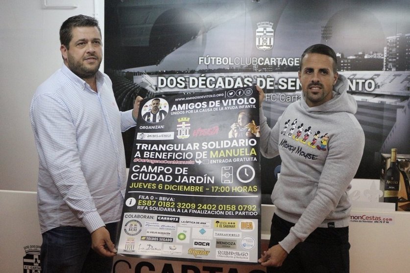 Julio Clemente (izda) y Vitolo (dcha) sostienen el cartel del evento/Foto: Prensa FCC