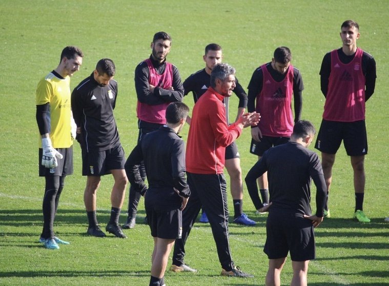 Munúa, en el centro de la imagen, dando consignas a sus jugadores en un entrenamiento de esta semana/Foto: Prensa FCC