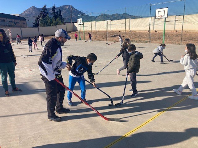 El CEIP Virgen de Begoña realiza una actividad con el Club Hockey Cartagena a través del Programa ADE. Foto: Cartagena.es