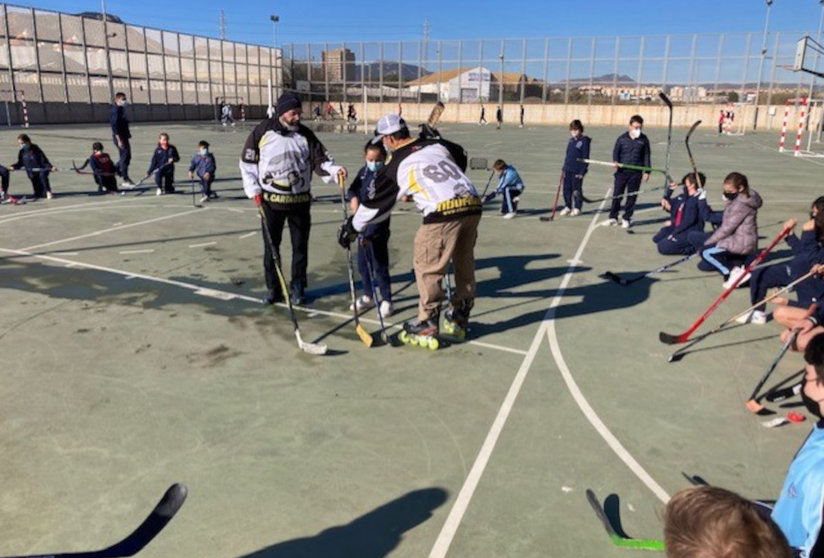 El Club Hockey Cartagena comparte con el colegio San Vicente Paul jornada de acercamiento al deporte a través del Programa ADE