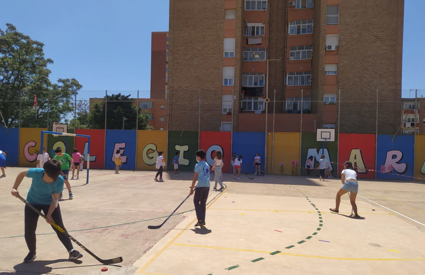 El Programa ADE acerca el hockey en línea al CEIP Mare Nostrum. Foto: Cartagena.es