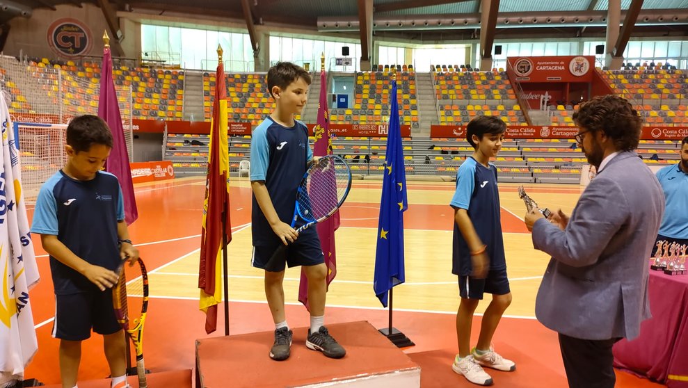 La Escuela Municipal de Tenis celebra su clausura con una exhibición