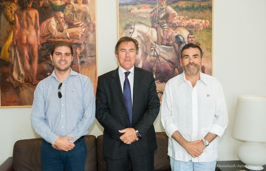 Ricardo Segado y el alcalde José López junto con Monje Carrillo (centro de la imagen)