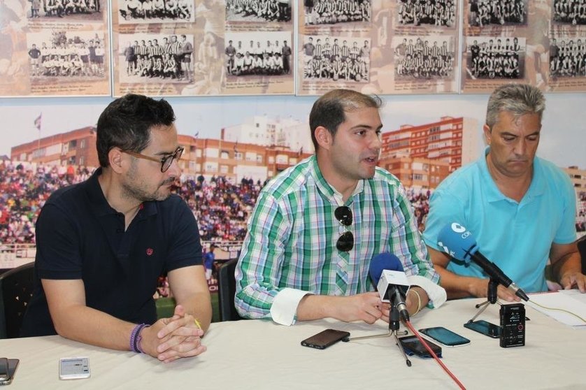 De izquierda a derecha: Paco Belmonte (presidente FC Cartagena), Ricardo Segado (Concejal de Deportes) e Isi González (Terraza Cartagonova)