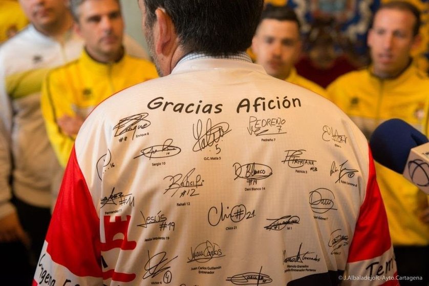 El alcalde posa con la camiseta de Plásticos Romero firmada por todos los jugadores tras el ascenso a Primera