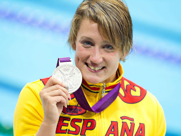 Mireia Belmonte luciendo una medalla de plata lograda en Londres 2012.