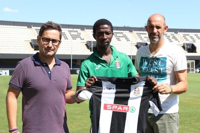 Adama, recién renovado por el FC Cartagena, posa con la camiseta de esta temporada junto al presidente Belmonte y el entrenador Montegudo.