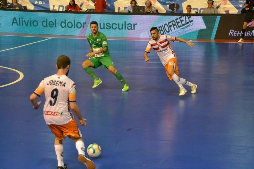 Imagen de la primera jornada donde el Cartagena FS empató ante el Magna Navarro. Controla la pelota Josema.