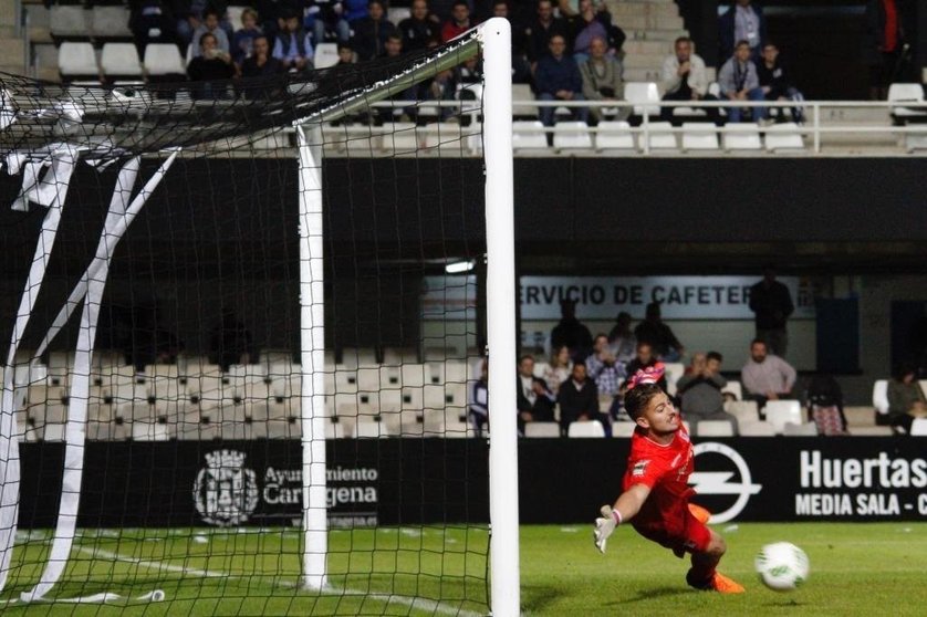 Momento en el que Óscar Ramírez lograba el 1-0 de falta directa/Foto: RAÚL VELASCO