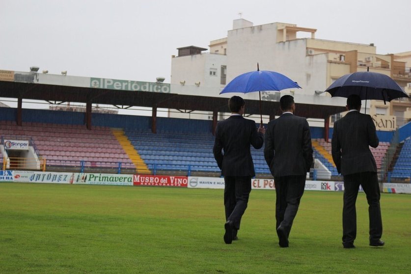 La lluvia no cesó durante el partido en Almendralejo/Foto: FCC