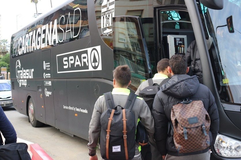 Los jugadores parten en el autobús rumbo al estadio Nuevo Colombino/Foto: FCC
