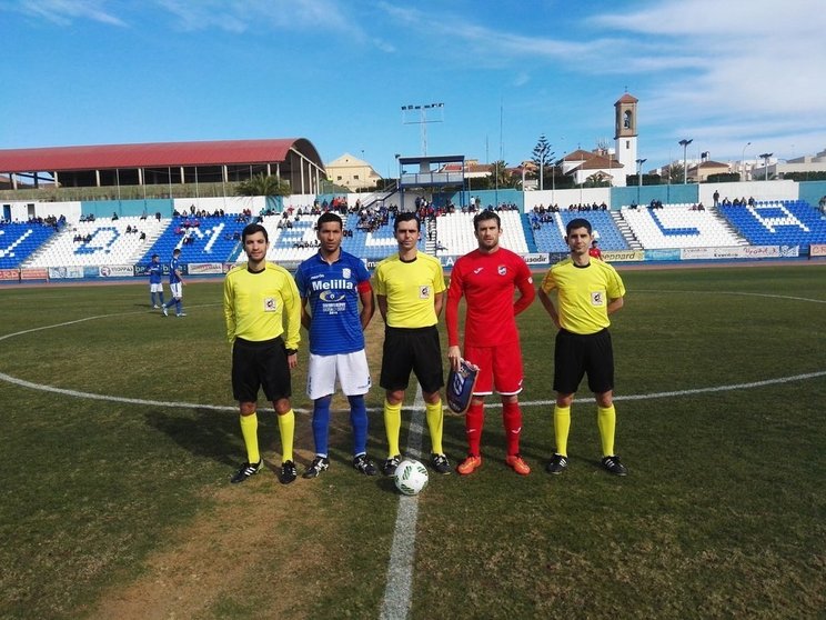 Los capitanes de Melilla y Lorca junto al trío arbitral/Foto: UD Melilla