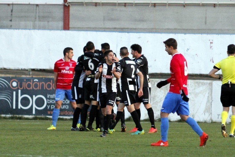 Los jugadores celebran el tanto del empate, obra de Llorente/Foto: Crónica La Roda