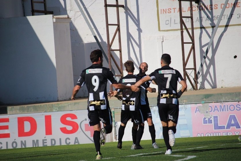 Los jugadores celebran el gol de Rivero ante el Sanluqueño/Foto: FCC