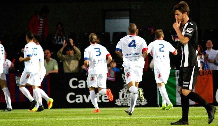 Momento en el que los jugadores del Extremadura celebran el tanto del empate/Foto: RAÚL VELASCO-SCT