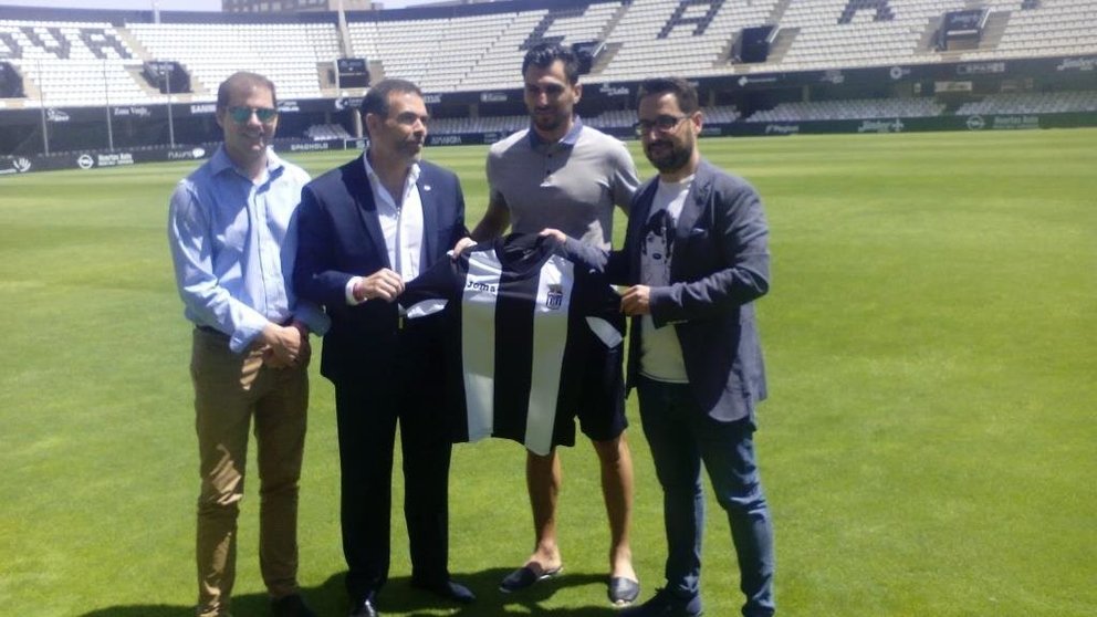 Chavero posa con su nueva camiseta junto al presidente Paco Belmonte, y los concejales Ricardo Segado y José López/SCT