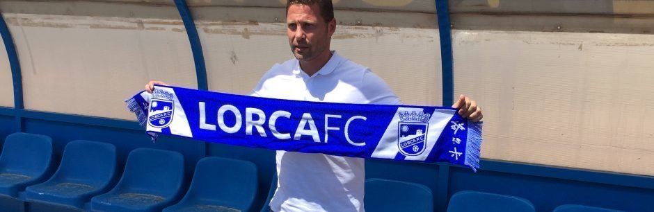 Curro Torres posa con la bufanda de su nuevo equipo/LORCA FC