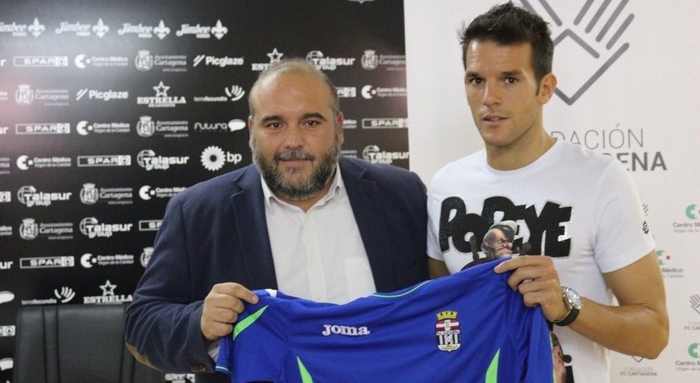 Pau Torres posa con su nueva camiseta/Prensa FCC
