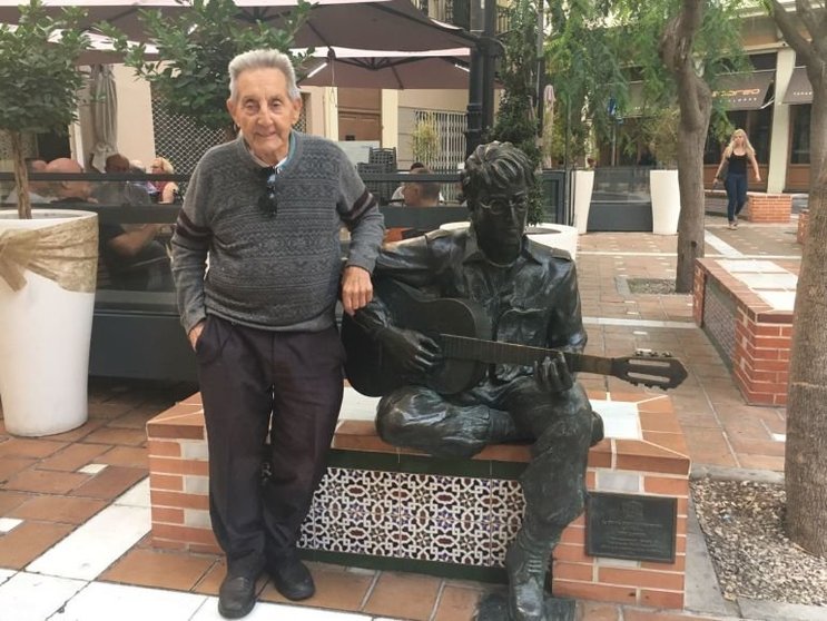 Juan Carrión junto a una estatua de su amigo Jhon Lenon/Foto A. IGLESIAS