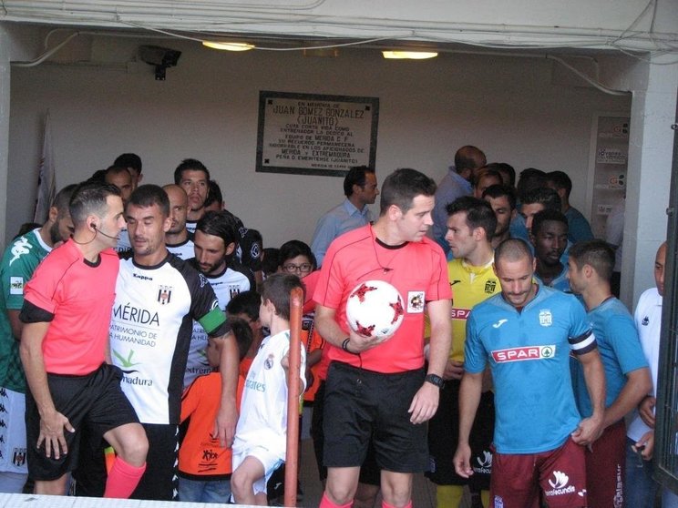 Los jugadores de Mérida y Cartagena instantes antes de empezar el partido/Foto: @DeportesMerida