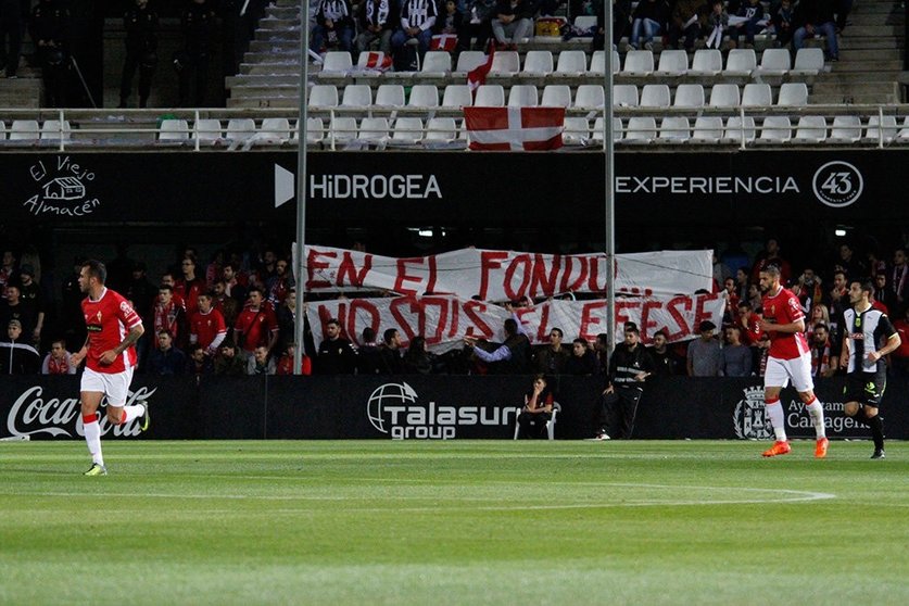 El Murcia contestó a su ubicación con una pancarta un tanto peculiar/Foto: RAÚL VELASCO-SCT