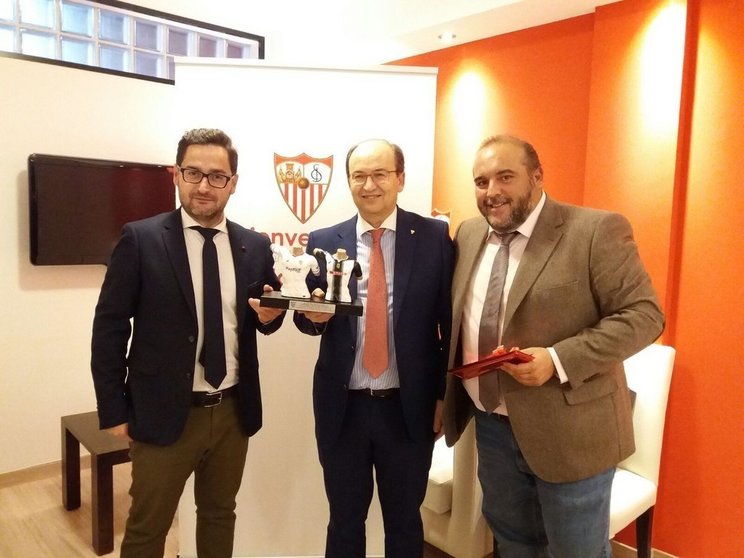 Intercambio de regalos entre ambas directivas/Foto: Sevilla FC