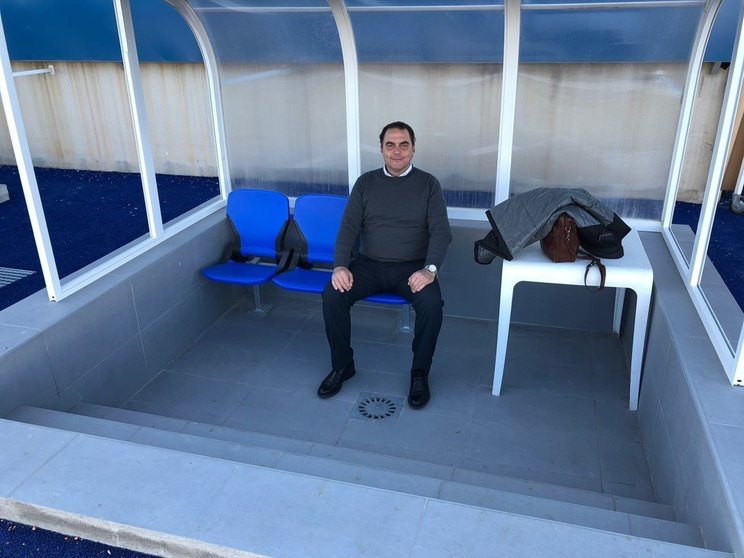 Diego de Haro sentado en el banquillo de delegado en Lorca. Foto SCT