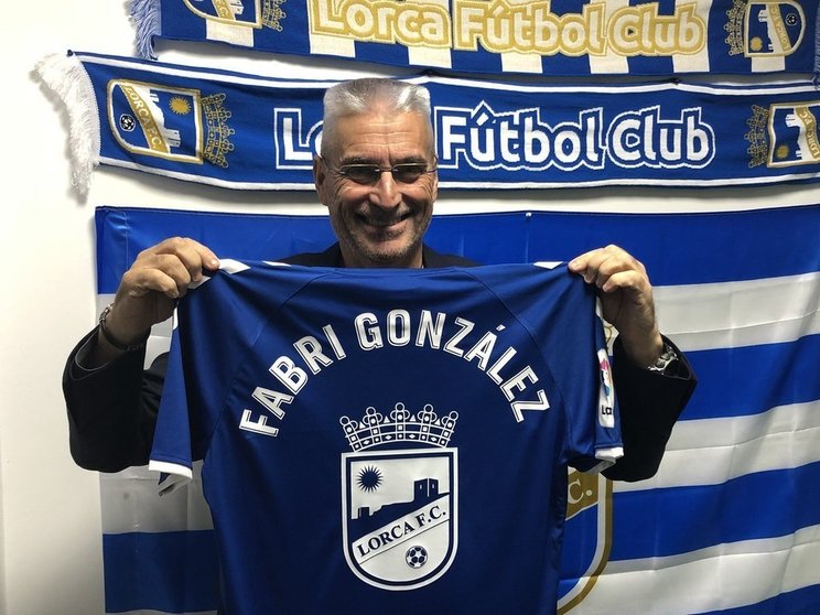 Fabri posa con su nueva camiseta/Foto: Lorca FC