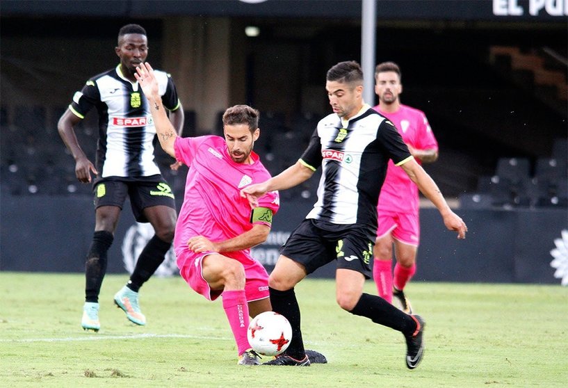 Jesús Álvaro controla un balón en el partido de la primera vuelta que terminó 0-0/RAÚL VELASCO