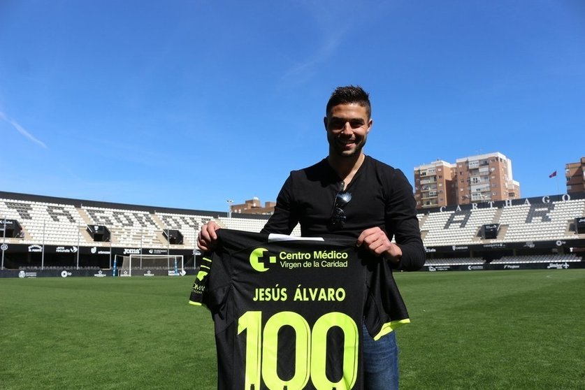Jesús Álvaro, con la camiseta de sus  100 partidos en el FC Cartagena. En la imagen le acompaña M. Breis. / SPORTCARTAGENA