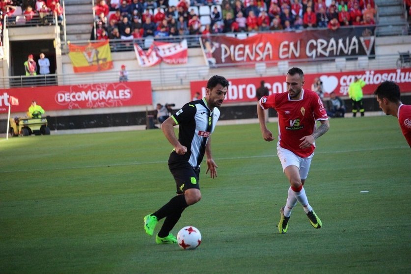 Chavero controla un balón ante la mirada de los granas/Foto: Prensa FCC