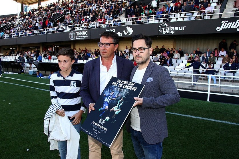 Paco Belmonte entrega el cartel a Pedro Cordero como homenaje/RAÚL VELASCO-SCT