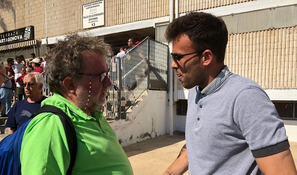 Carlos David en conversación con Manuel Ángel Balaguer antes del partido