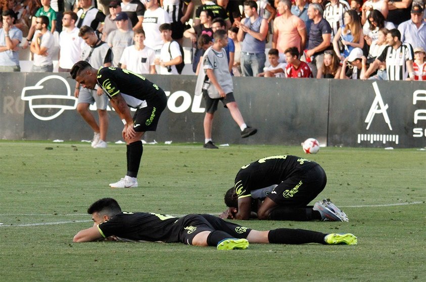Los jugadores del Cartagena, abatidos tras el pitido final/Foto: RAÚL VELASCO-SCT