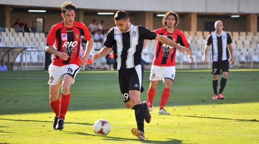 Florián comanda una jugada en el partido en el Cartagonova/RAÚL VELASCO