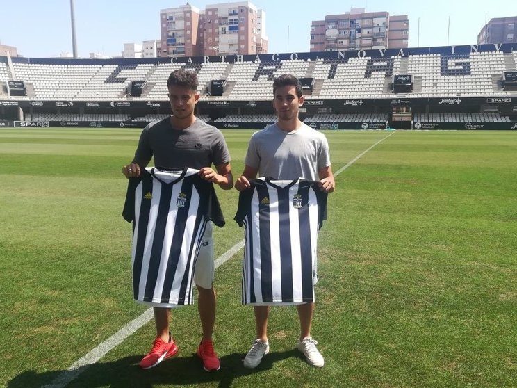 Juan Moreno (izda) y Queijeiro (dcha), presentados como nuevos futbolistas albinegros/Foto: SCT